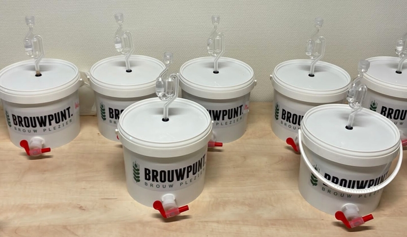 brouwemmers met stickers